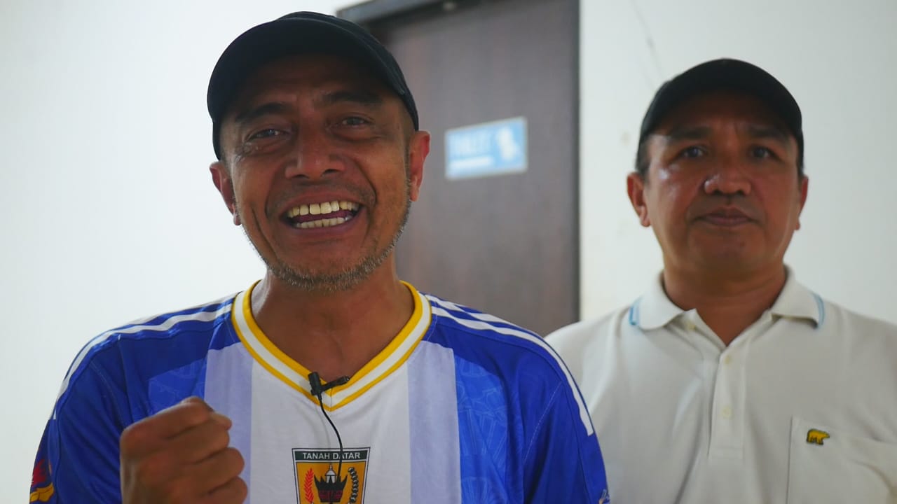 Gusnedi Adang Pelatih Tim Sepakbola Porprov Tanah Datar(Kiri) dan Arif Rakhmad Daud Waka Askab PSSI Tanah Datar(Kanan)   (Foto: Minangsatu)